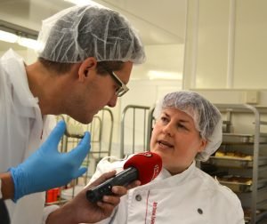 SAW-Reporter Jan Seifert im Gespräch mit ALEXMENÜ-Mitarbeitern.