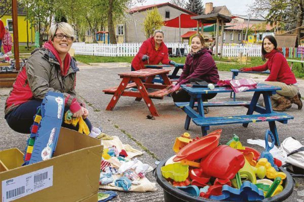 Diese vier jungen Damen waren unter den ersten fleißigen Helfern, die sich vor einigen Tagen zum Arbeitseinsatz in der Kita Königsborn eingefunden hatten. Peggy Eckstein, Kristina Rosenhahn, Steffi Burgold und Christine Averkorn (v.l.) durften sich dem Sortieren von Puppenwäsche sowie dem Schleifen und Streichen von Holztischen widmen.