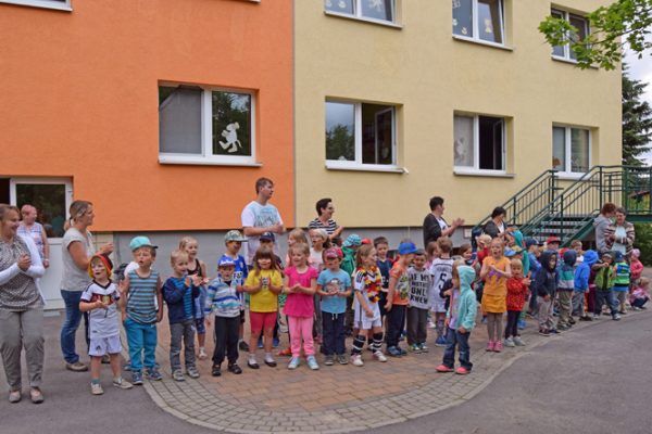 Die Kinder der Kita Zwergenparadies freuen sich über die Geschenke zum Jubiläum