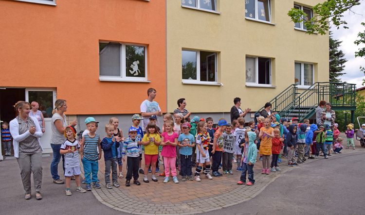 Die Kinder der Kita Zwergenparadies freuen sich über die Geschenke zum Jubiläum