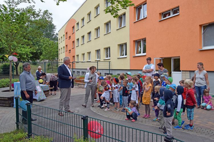 Die Kinder warten gespannt darauf, dass es los geht