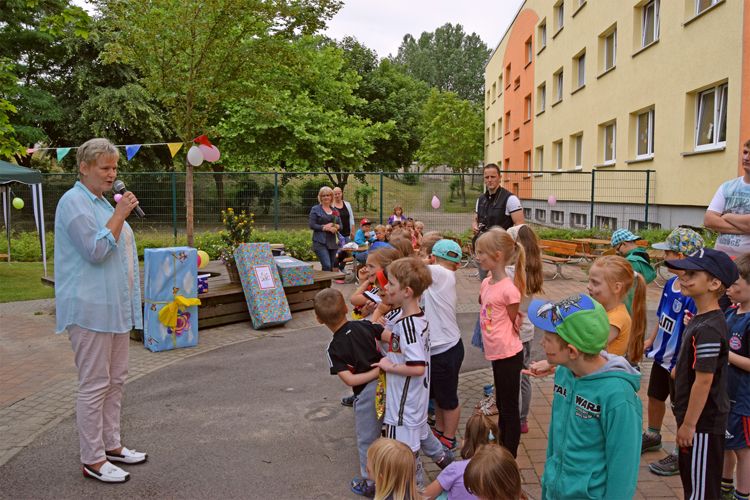 Frau Bornemann begrüßt die Kinder