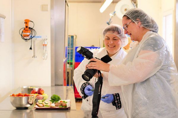 Sandra Stage (li) und Ariane Amann (re) begutachten die Pressefotos.