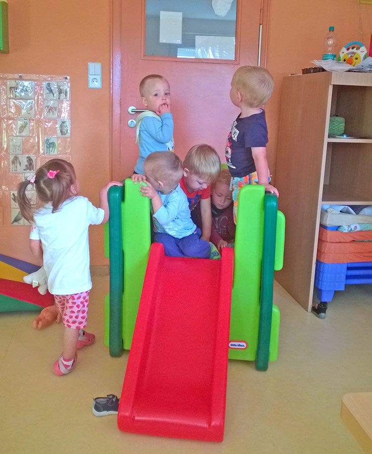 Der Spielturm wird von den Kinder sofort ausprobiert.