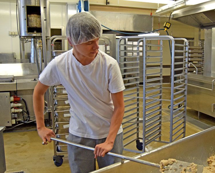 Leon-Fritz Lütghe beginnt seine Ausbildung als Koch