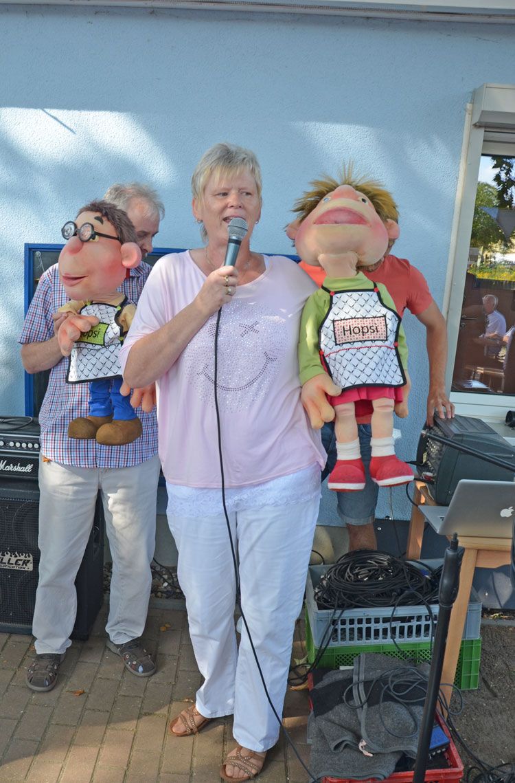 Hopsi & Klopsi, die beiden Maskottchen von ALEXMENÜ, und Marina Bornemann, Außendienstmitarbeiterin, sagen: „Herzlichen Glückwunsch!“