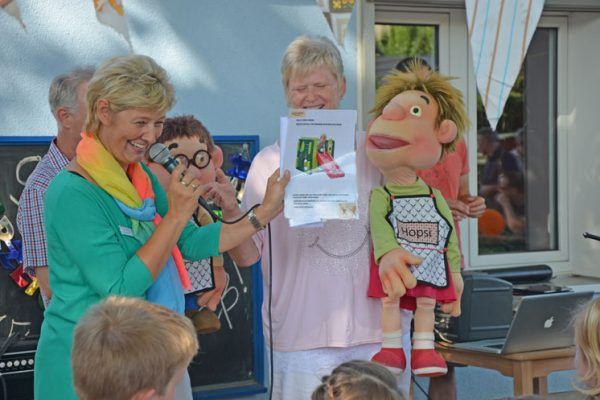 Liane Hornburg links bedankt sich für die Grüße und das Geschenk zum 90. Geburtstag der Kita REGENBOGEN in Körbelitz