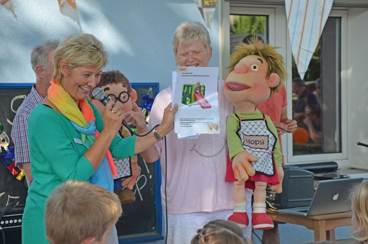 Liane Hornburg links bedankt sich für die Grüße und das Geschenk zum 90. Geburtstag der Kita REGENBOGEN in Körbelitz