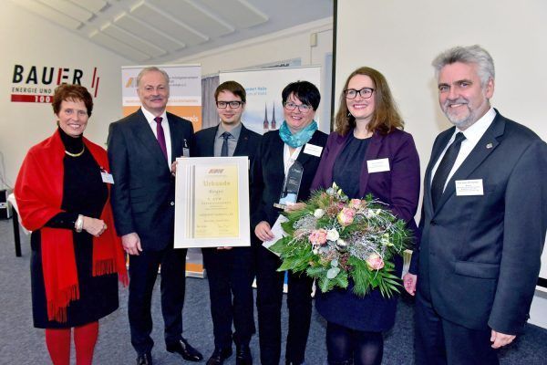 von links: Sigrun Trognitz, AVW-Geaschäfttsführerin; Klaus-Dieter Weber, AVW-Vorstandsvorsitzender; Stefan Hillmann, Leiter IT & Prozesse ALEXMENÜ GmbH & Co. KG; Alexandra Krotki, Geschäftsführerin von ALEXMENÜ GmbH & Co. KG; Antonia Hillmann, Projektmanagerin ALEXMENÜ GmbH & Co. KG; Prof. Dr. Armin Willingmann, Wirtschaftsminister