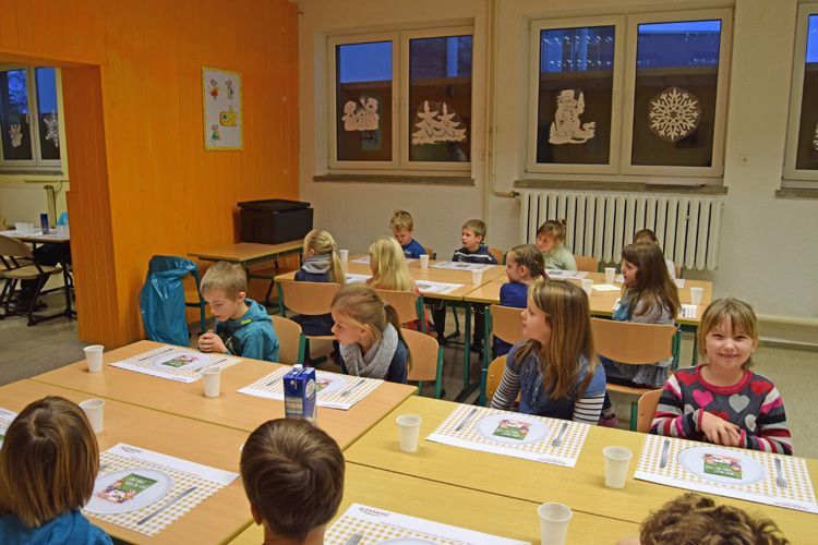 Die Kinder warten gespannt drauf, dass es endlich losgeht