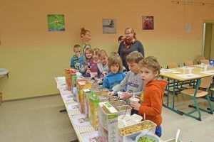 Jedes Kind kann sich seine eigene Müsli-Cornflakes-Kreation zusammenstellen