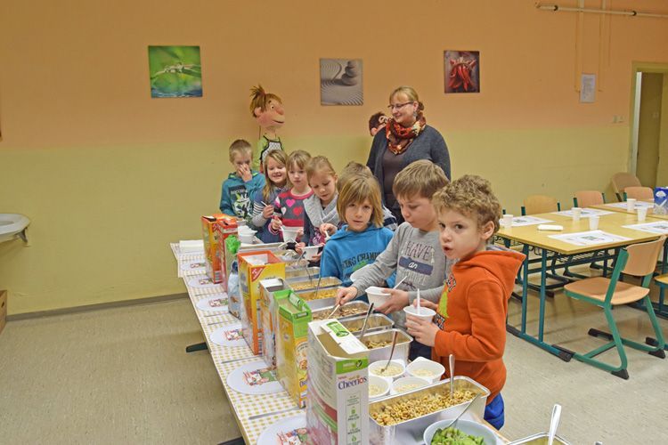 Jedes Kind kann sich seine eigene Müsli-Cornflakes-Kreation zusammenstellen