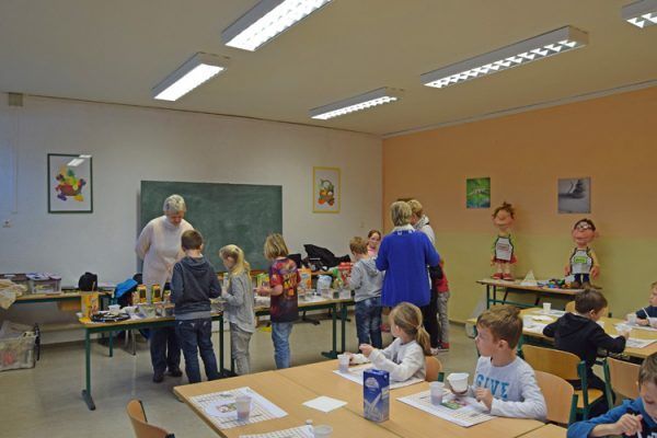 Frau Bornemann erklärt den Kindern, was sie alles für ihre Kreation nehmen können