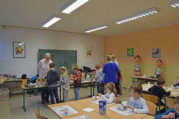 Frau Bornemann erklärt den Kindern, was sie alles für ihre Kreation nehmen können