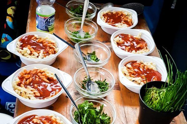 Das Essen ist angerichtet: Nudeln mit Tomatensoße und frischen Kräutern!