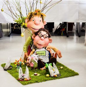 Hopsi und Klopsi lauschen interessiert der Veranstaltung