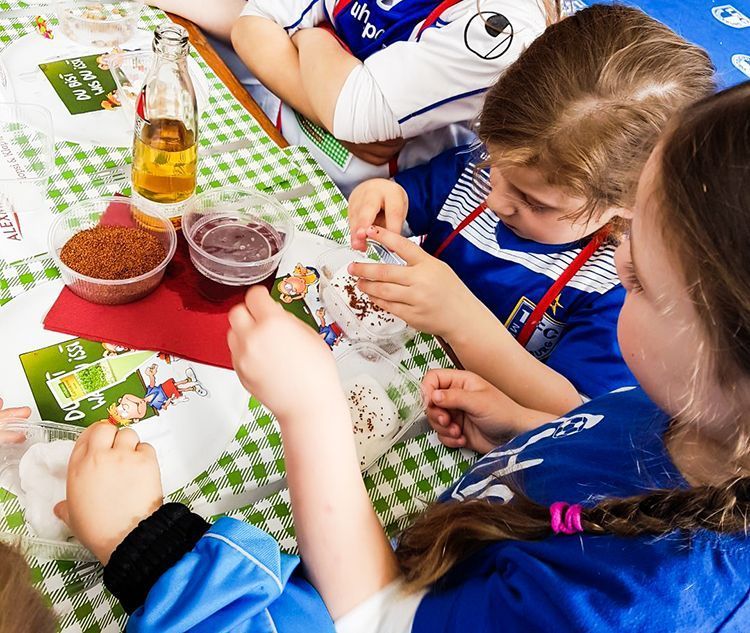 Die Kinder stellen ihr eigenes Kressebeet her