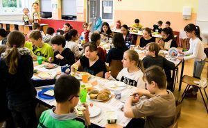 Die Kinder hören Hopsi und Klopsi neugierig zu