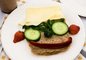 Tolles Frühstücksbrot mit Gurkenscheiben als Augen