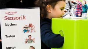 In der Tastbox muss das innenliegende Stück Obst oder Gemüse erfühlt werden