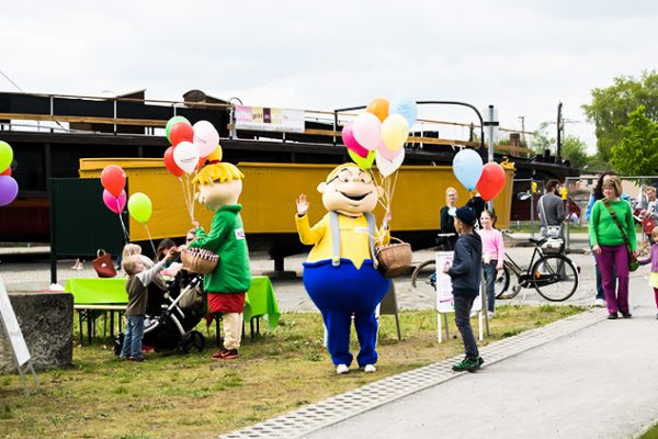 Hopsi und Klopsi verteilen bunte Luftballons!