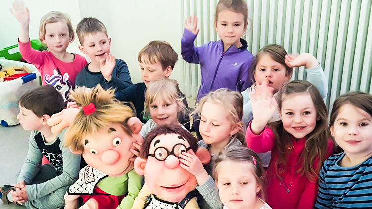 Die Kinder freuen sich, dass die Maskottchen Hopsi und Klopsi mit dabei sind!