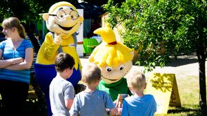 Die Maskottchen freuen sich immer die Kinder zu treffen!