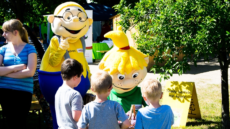 Die Maskottchen freuen sich immer die Kinder zu treffen!