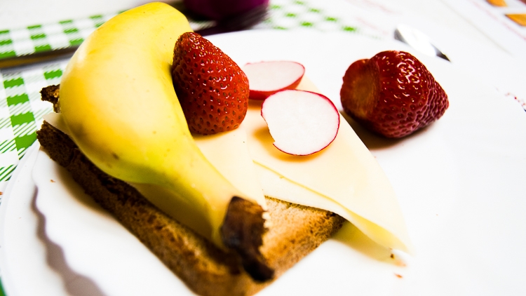 Frühstücksbrot mit einem Mund aus einer Banane!