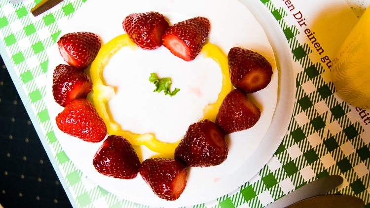 Farbenfrohe Kombination aus Erdbeeren und Paprika!