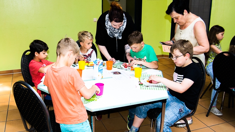 Die Kinder werkeln an ihren Eigenkreationen zum Thema Frühstück