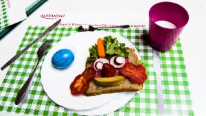 Lustiges Frühstücksbrot mit Salat, Karotte, Paprika und Radieschen