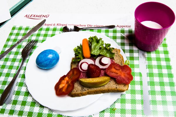 Lustiges Frühstücksbrot mit Salat, Karotte, Paprika und Radieschen