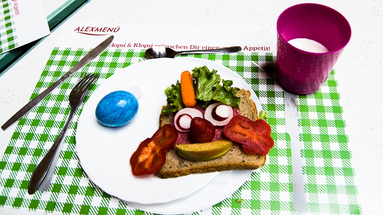 Lustiges Frühstücksbrot mit Salat, Karotte, Paprika und Radieschen