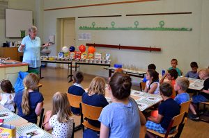 Frau Bornemann erklärt den Kindern, worum es in dem Projekt "Müsli-Oase" geht.