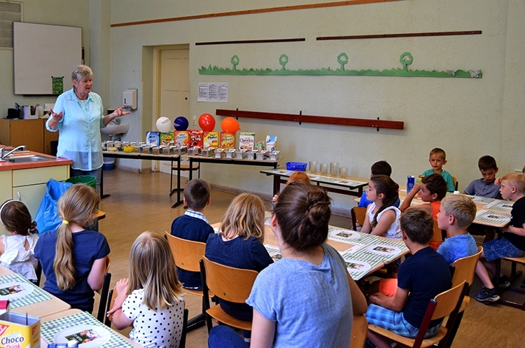 Frau Bornemann erklärt den Kindern, worum es in dem Projekt