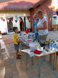 Die Kinder können sich die Zutaten für ihre Getränke selbst aussuchen