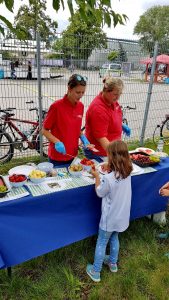 Die Mitarbeiter von ALEXMENÜ helfen den kleinen Besuchern bei der Zusammenstellung