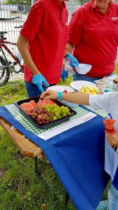 Für die Obstspieße stehen u.a. frische Melone und Weintrauben bereit.