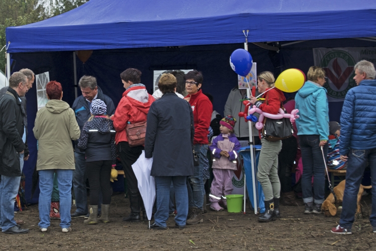 Der Oberbürgermeister Dr. Lutz Trümper besucht ebenfalls den 1. Kinder-Bauernmarkt in Lemsdorf