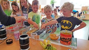Jedes Kind kann sich selbst aussuchen, was in seinen Smoothie soll!