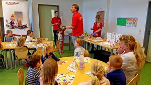 Kinder und Mitarbeiter haben sichtlich Spaß beim Projekt