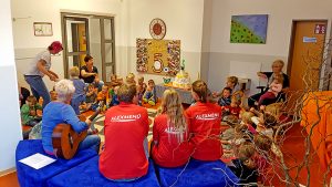 Die Kinder lernen die Mitarbeiter von ALEXMENÜ kennen