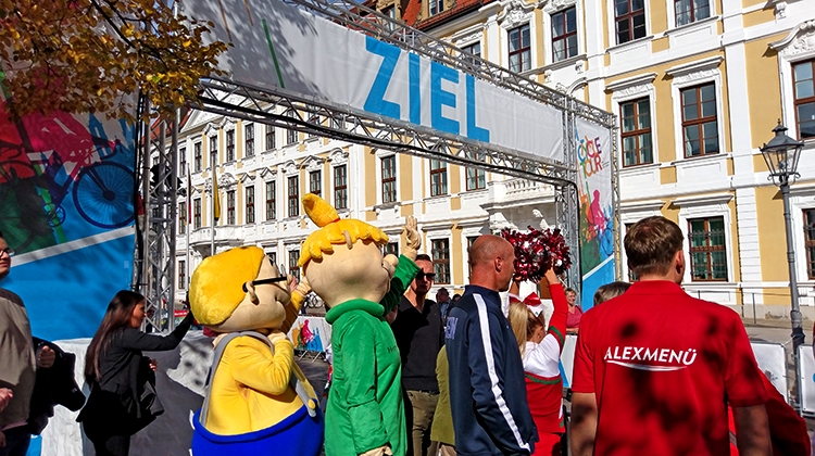 Die letzten Fahrer kommen am Ziel an.