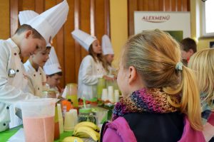 Die fleißigen Jungköche verteilen die leckeren Smoothies