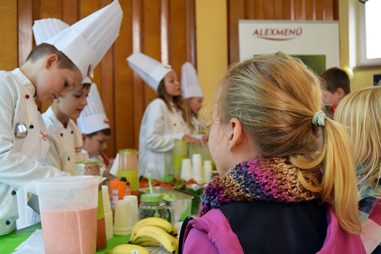 Die fleißigen Jungköche verteilen die leckeren Smoothies