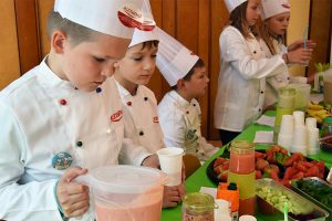 Die Kinder sind konzentriert und machen ihren Job super