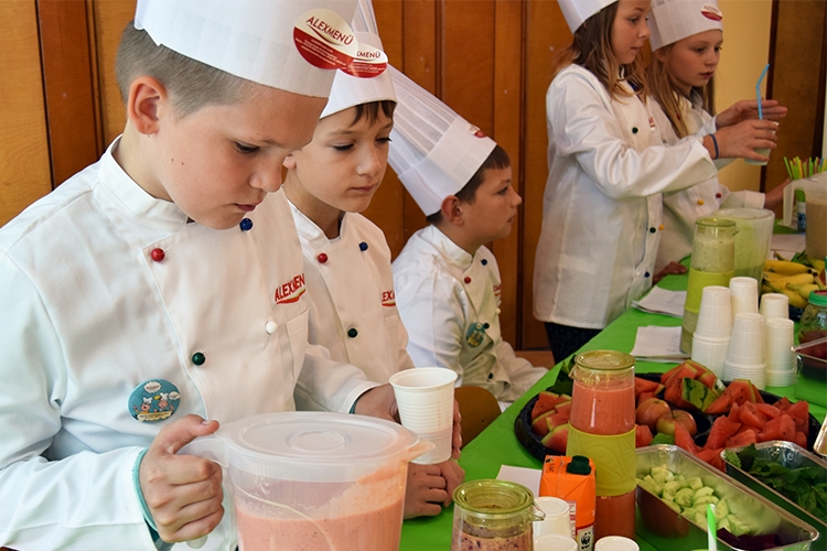Die Kinder sind konzentriert und machen ihren Job super