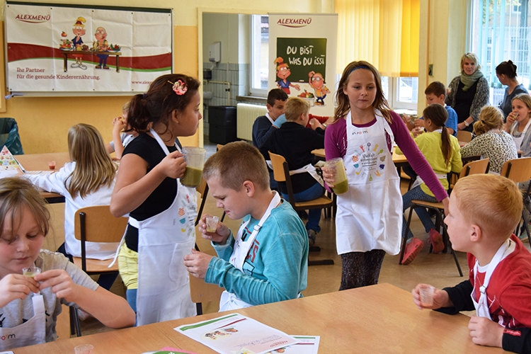 Die Kinder verkosten und stimmen gemeinsam ab, welche Smoothies auf der Karte landen