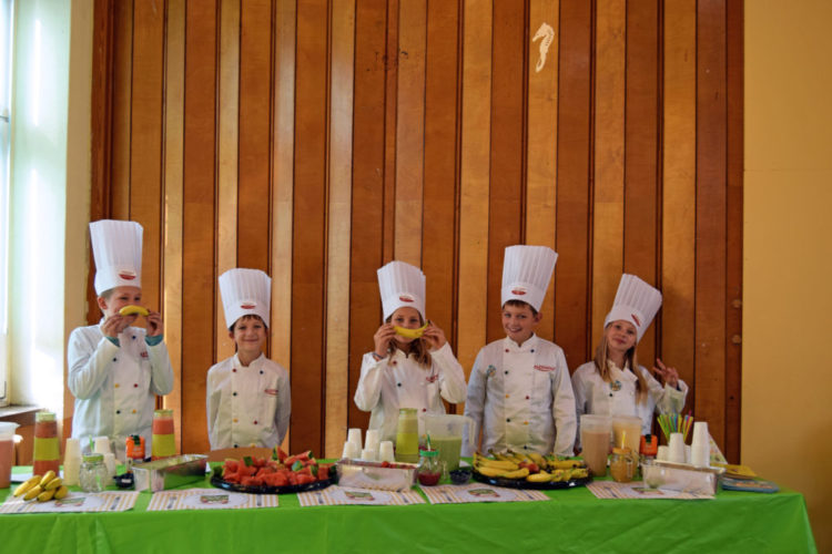 Gruppenfoto von fünf fleißigen Köchen.